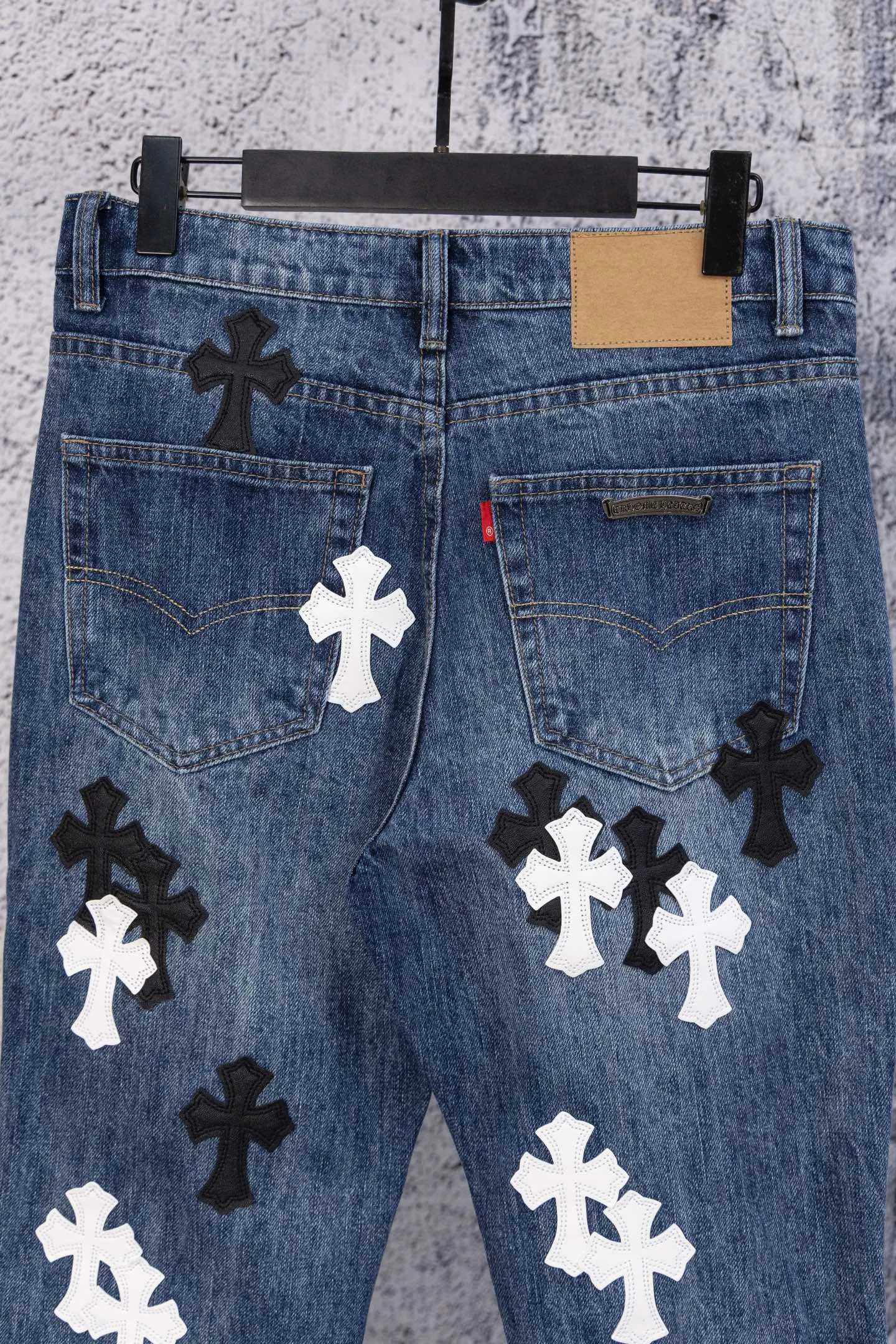 P260 CH Chromehearts limited edition black and white cross patch leather jeans, priced at 34W level, patchwork cross pattern embellishment, washed jeans! ! An absolutely high-end luxury product, a 1.9W-level god-level single product, a super popular product, made by top heavy industry, a magic weapon that cannot be missed! [About Zangyin] This is an extremely luxurious fashion brand that can also be called the aristocracy of the high street. It has always been an exclusive brand for some hipsters or rich second generations. Compared with ordinary high streets, it is more luxurious and noble. Compared with luxury brands, it is more fashionable and individual. It has always been a brand that I have a special liking for. [Top heavy industry fashion design] Consistently high-street luxury style. Speaking of this style, the Zangyin family and GU family are definitely the leading representative brands. Especially the Zangyin family has really achieved a state-of-the-art effect in creating high-street style. The unique washed material is used to create this style. The color system is already quite eye-catching. After it is decorated with patchwork cross flowers, it cleverly highlights the charm of the brand. Secondly, this style uses classic The high-waist cutting design highlights the long legs and fashionable temperament of the upper body. The brand is highly recognizable and the slim fit configuration is more suitable for daily wear. It is a product that interprets personality, fashion, and specifications at a glance. This single product is enough to make any fan excited. It can be a white T-shirt for a youthful college style, or a tight suspender for a royal style. It has strong matching ability and can be easily controlled by men.  [Materials and craftsmanship] Needless to say, this point goes without saying. As an excellent craftsman brand, Zangyin’s requirements for details and craftsmanship are really perfect. The washed color of this model has gone through so many processes, not to mention the embellishment of denim appliques. It is also purely hand-made and sewn. Just like what they believe in, only hand-made things have soul and have the meaning of wear. A top-notch heavy-duty fashionable denim item, I look forward to your perfect interpretation! !  Color: blue Size: 28-36